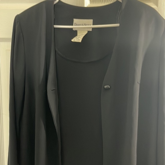 Danny & Nicole 1 button closure black cape, size 12 - Picture 10 of 11